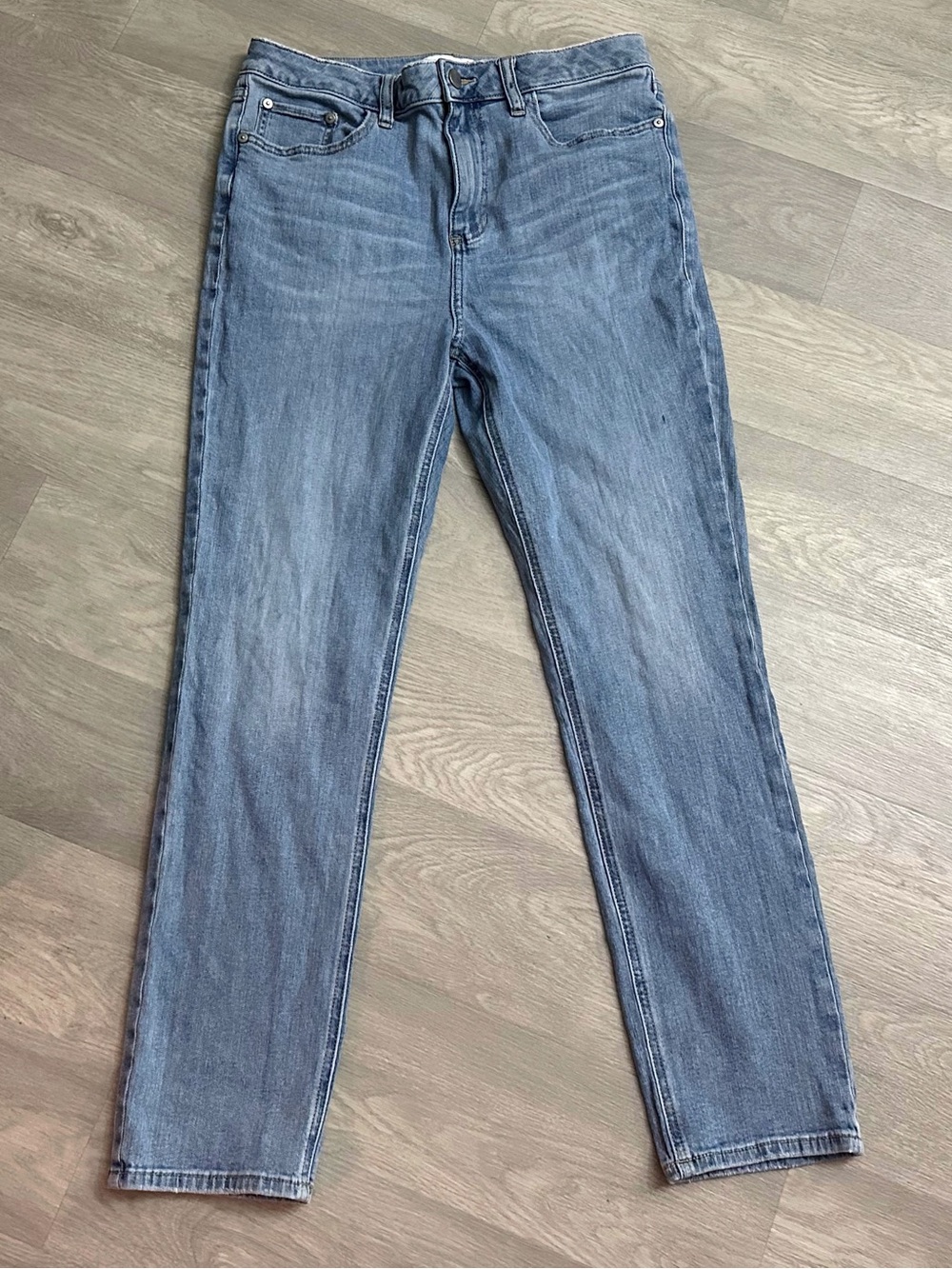Elizabeth and James Light Wash Straight Leg Jeans Casual Chic Minimalist Preppy